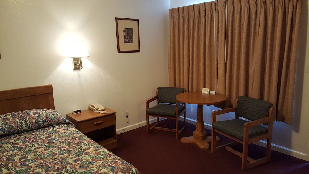 Tall Winds Motel — Moro — photo 2