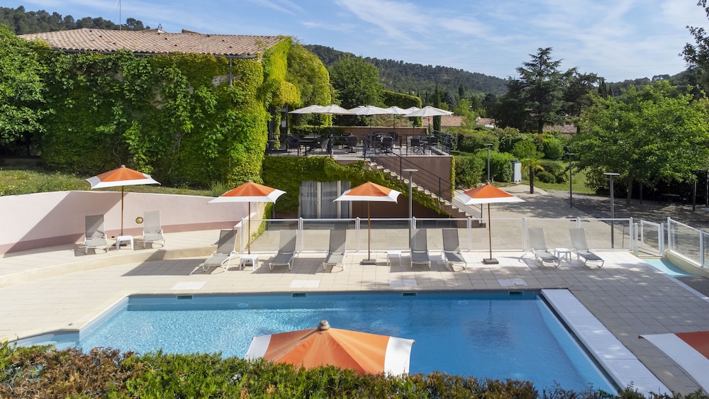 Hôtel Résidence Lou Paradou in Greoux-Les-Bains, France