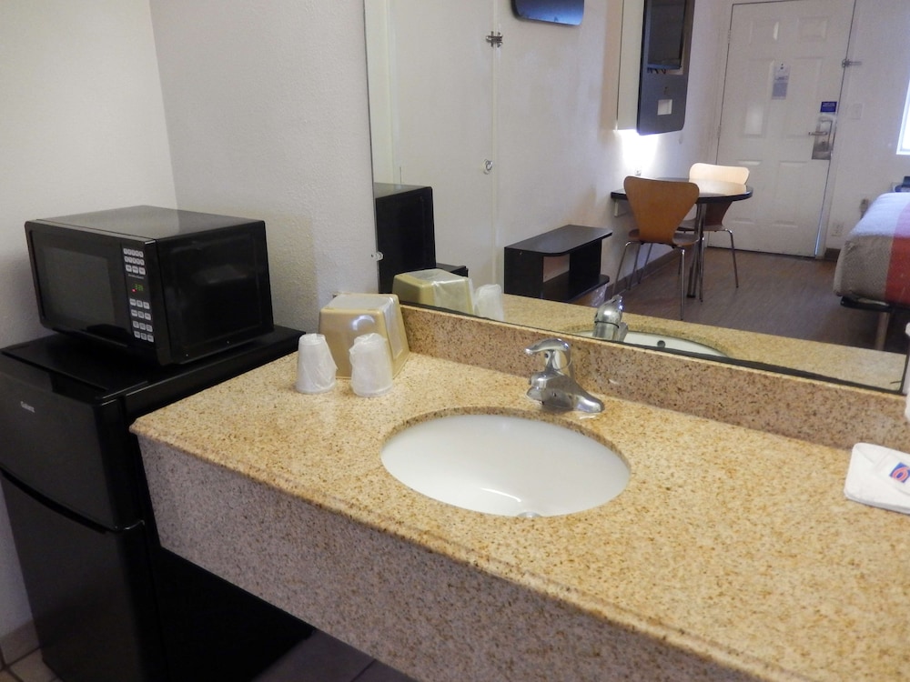 Motel 6 Clute TX - photo 16