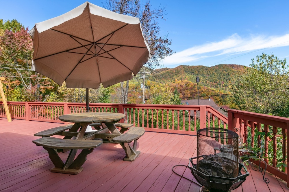 Smoky Mountain Mecca by Avantstay Mountain Views in Waynesville, United States