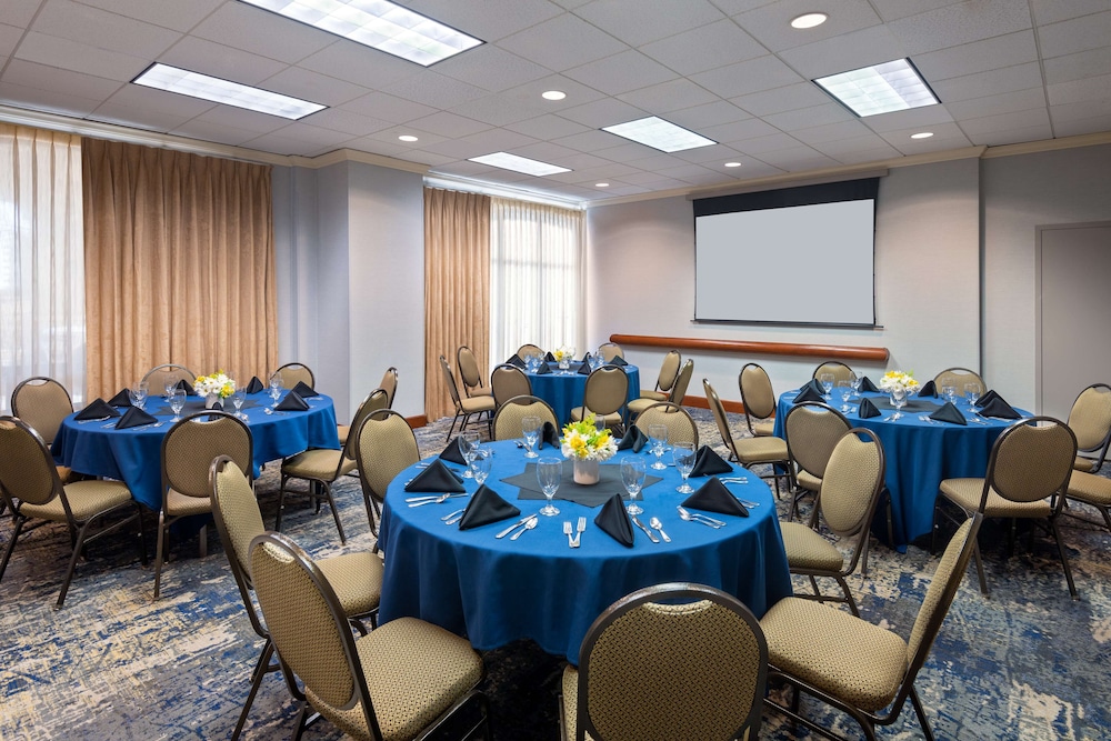 Hampton Inn & Suites Kansas City Country Club Plaza - photo 43