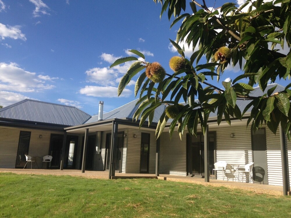 3 Bells Alpine Cottage — 5-Star Luxury Hotel in Bright, Australia