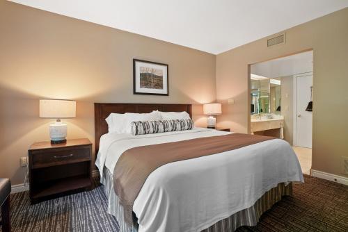 King Bed Balcony Pool Hot Tub Sauna in Unknown City, Canada