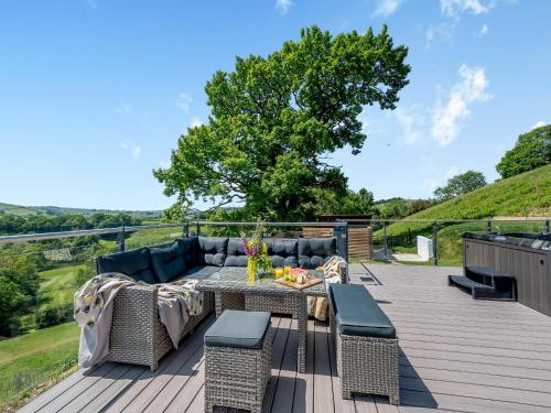 Llwynblyfyn - carbon neutral hotel in Llansawel