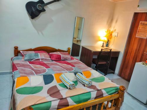 Ebony Room AC Kitchenette Ensuite Independent Homestay