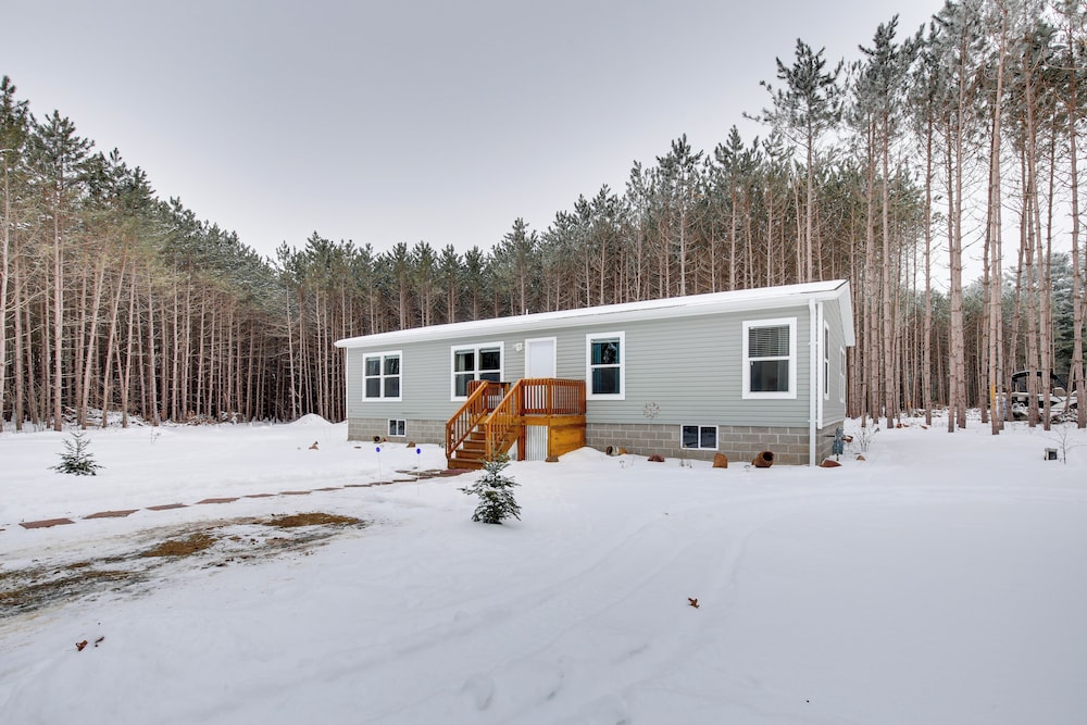 Stylish Chetek Hideaway with Lake and Dock Access — hotel in Chetek