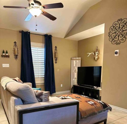 Western Style 2 bed 1 bath — 4-Star Luxury Hotel in Eagle Pass, United States