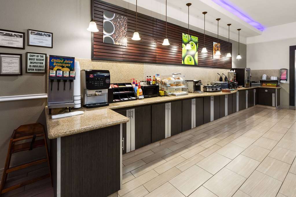La Quinta Inn & Suites by Wyndham Deer Park - photo 34
