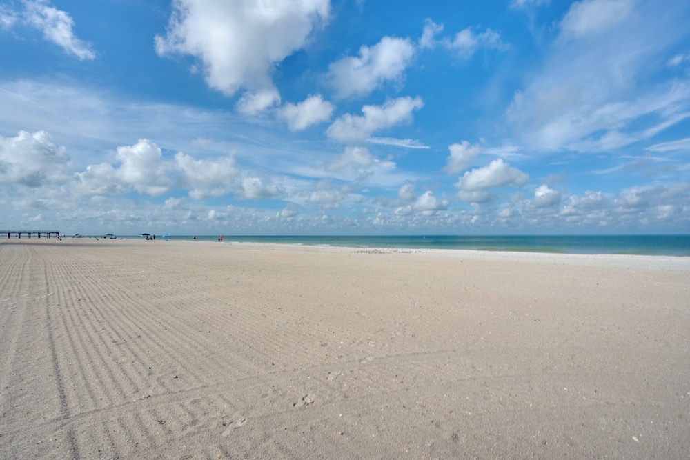 Walk to Redington Beach: Renovated Duplex w Patio — hotel in Redington Shores