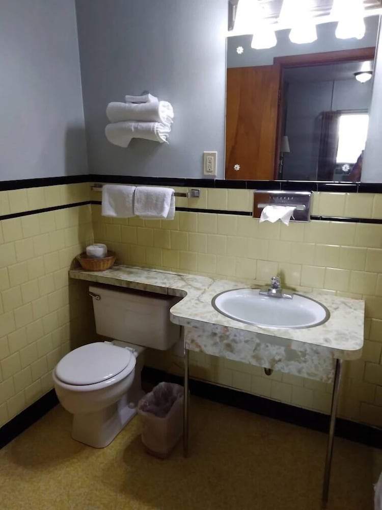 Hillcrest Motel - photo 15