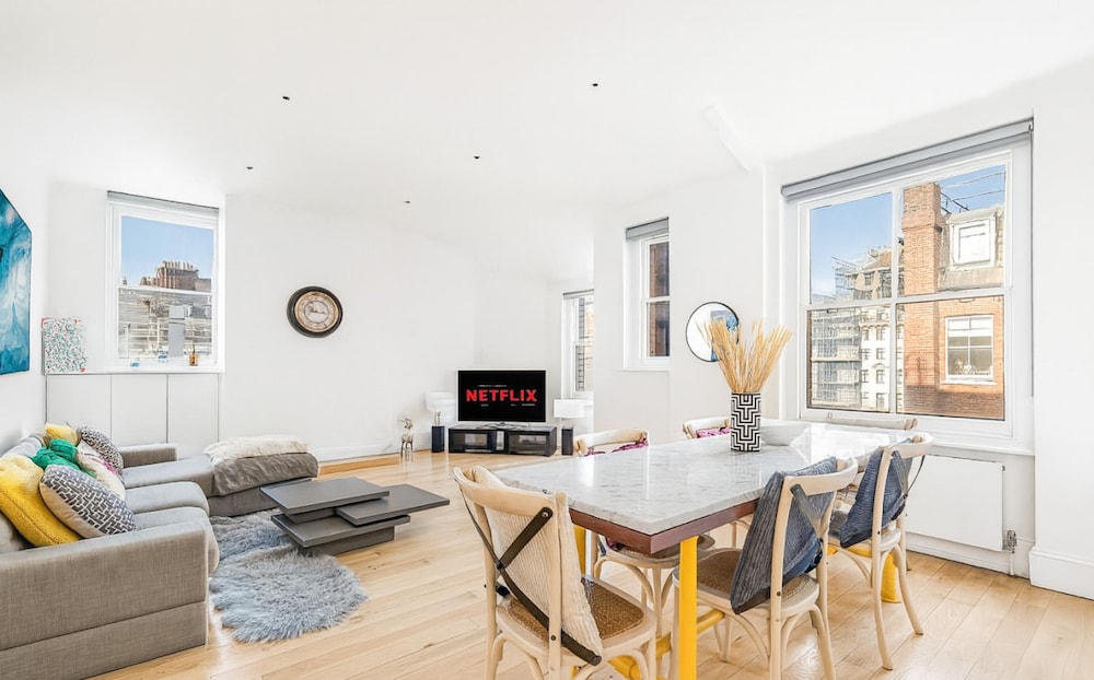 Luxury Marylebone 2 Bedroom Apartment Located on Chiltern Street Next to Baker Street Station — 4-Star Luxury Hotel in London, United Kingdom