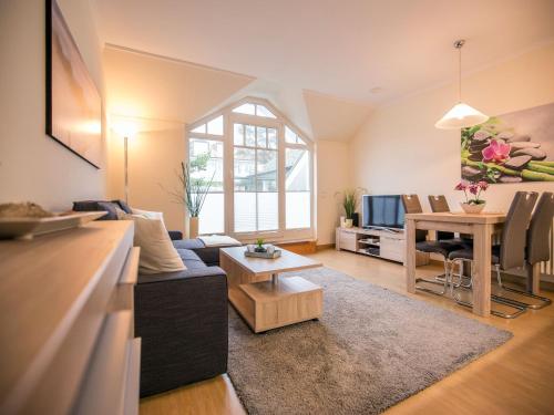 Dünenpark Binz Komfortplus Ferienwohnung mit 1 Schlafzimmer und Balkon im Dachgeschoss 209 — 4-Star Luxury Hotel in Ostseebad Binz, Germany