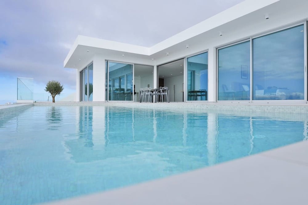 Villa Noelia Ocean View — 4-Star Luxury Hotel in Calheta, Portugal