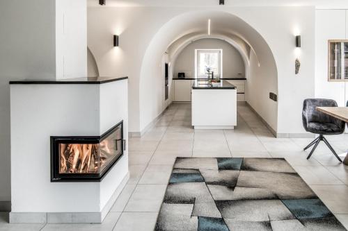 Panorama Designapartment mit Kamin Terrasse & Bergblick Nähe Sterzing Villa Tribulaunblick — 4-Star Luxury Hotel in Colle Isarco, Italy
