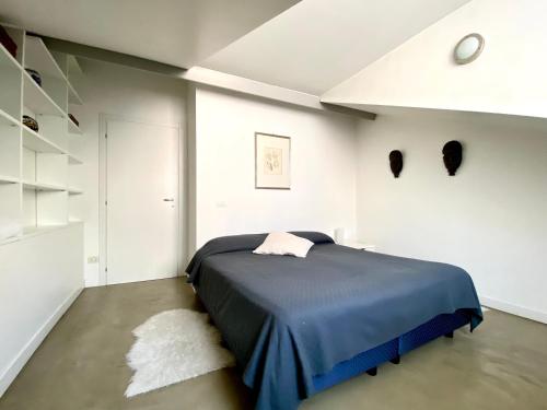 Sant Ambrogio Courtyard Room In Shared Flat — Milan