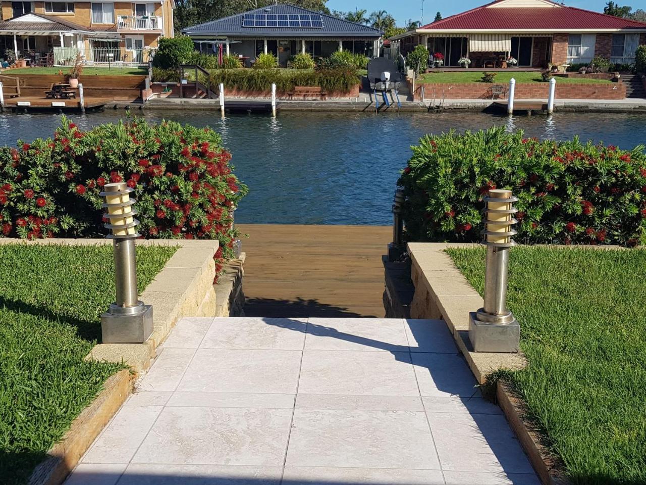Waterfront Haven with Your Own Private Jetty — carbon neutral stay, Forster