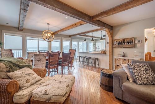 Breathtaking Lake View With Spa Chalet 360 — 4-Star Luxury Hotel in Chertsey, Canada