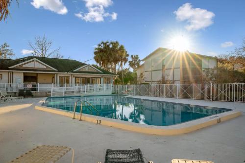 Stylish Sanctuary King Beds Upscale Condo — 4-Star Luxury Hotel in Gainesville, United States