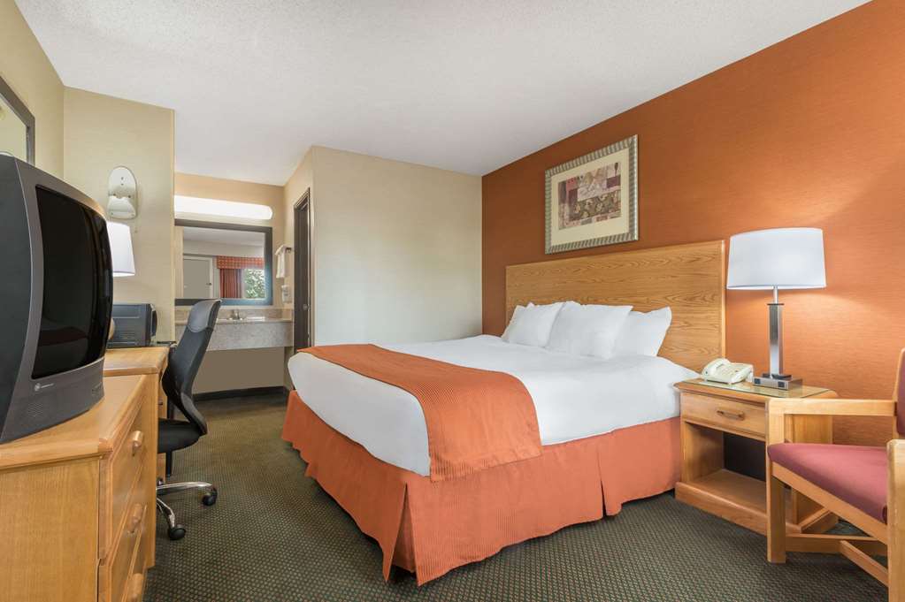 Days Inn by Wyndham Columbus Fairgrounds - photo 6