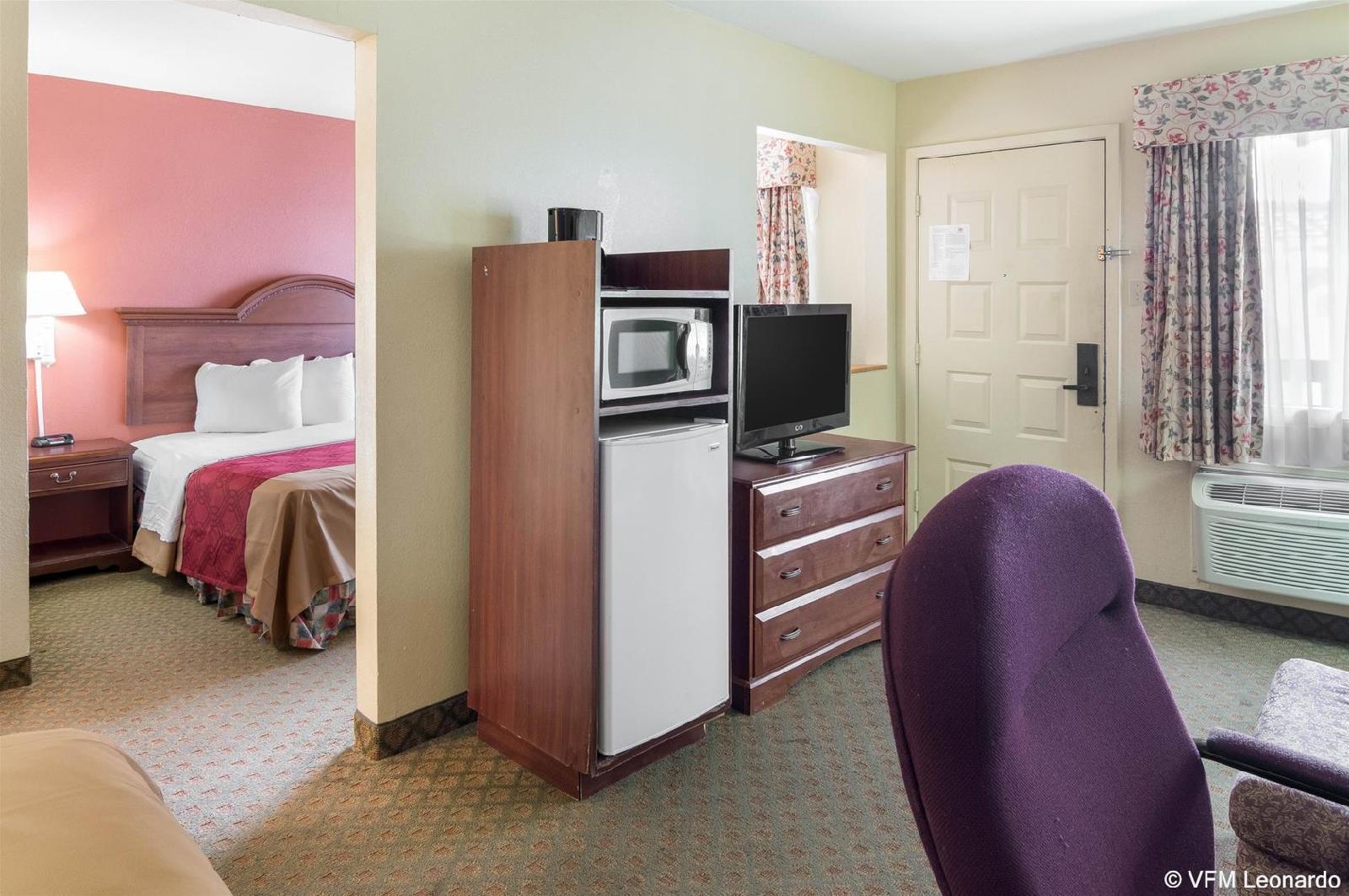 Econo Lodge Inn And Suites Arlington - photo 13