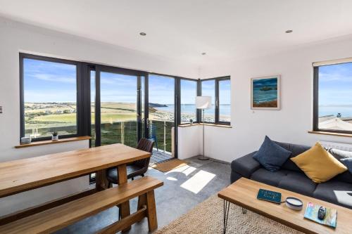 Modern balcony property Sea views over Newgale — 4-Star Luxury Hotel in Haverfordwest, United Kingdom