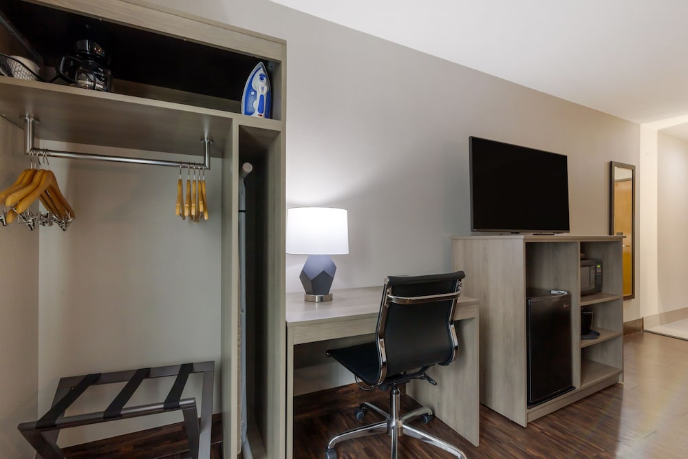 Red Roof Inn & Suites Tomah - photo 21
