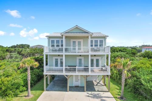 2 Family Coastal Escape in Oak Island, United States