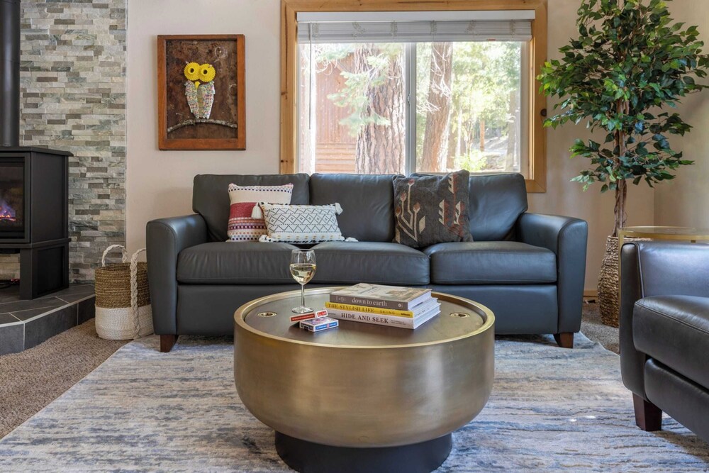 Sweet Pine Deck Hot Tub Cozy Modern Interior Close to Ski Resort - photo 4