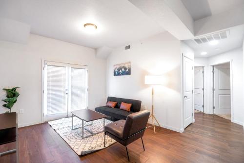Fully Furnished 2BR Centrally Located with Pool — 4-Star Luxury Hotel in Greeley, United States