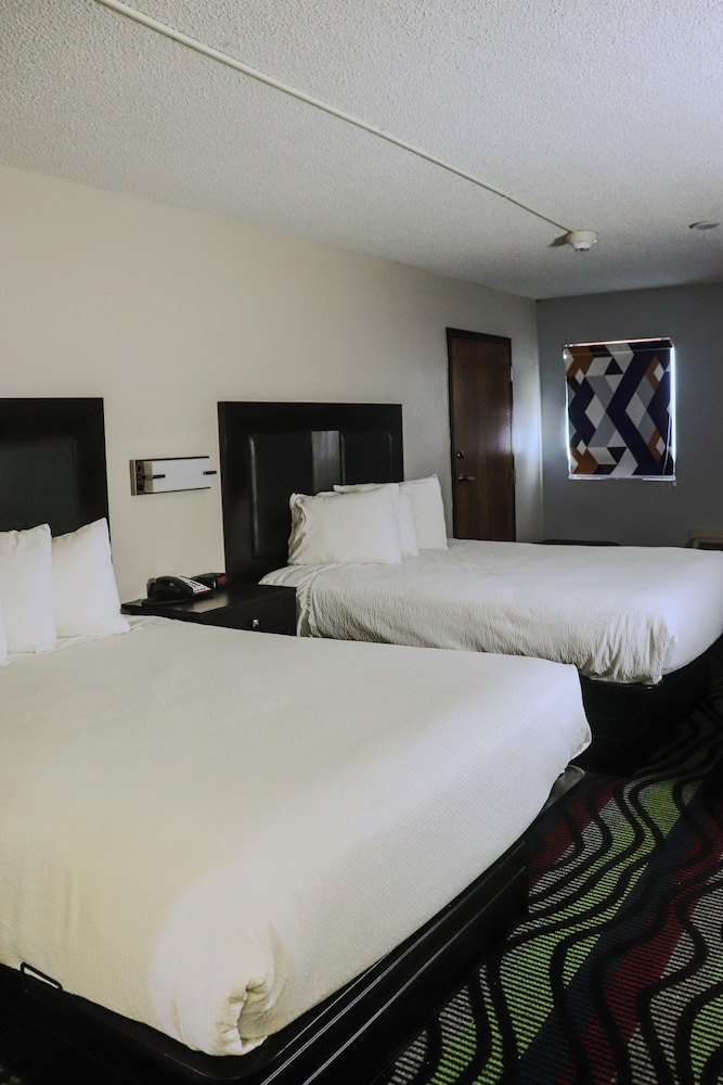 Apple Tree Inn and Suites - photo 11