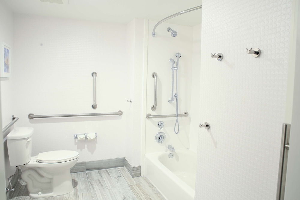 Hampton Inn & Suites Mount Laurel Moorestown - photo 15