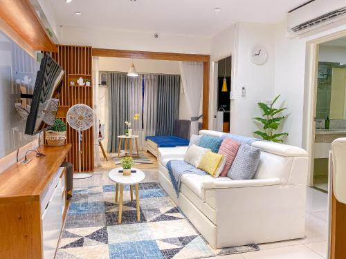 Large 1 Bedroom Condo 60sqm Makati Rockwell CBD Poblacion — 4-Star Luxury Hotel in Manila, Philippines
