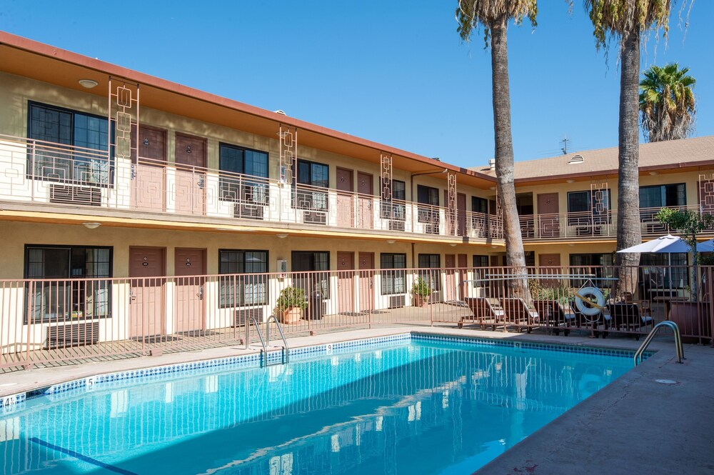 Studio City Court Yard Hotel - photo 38