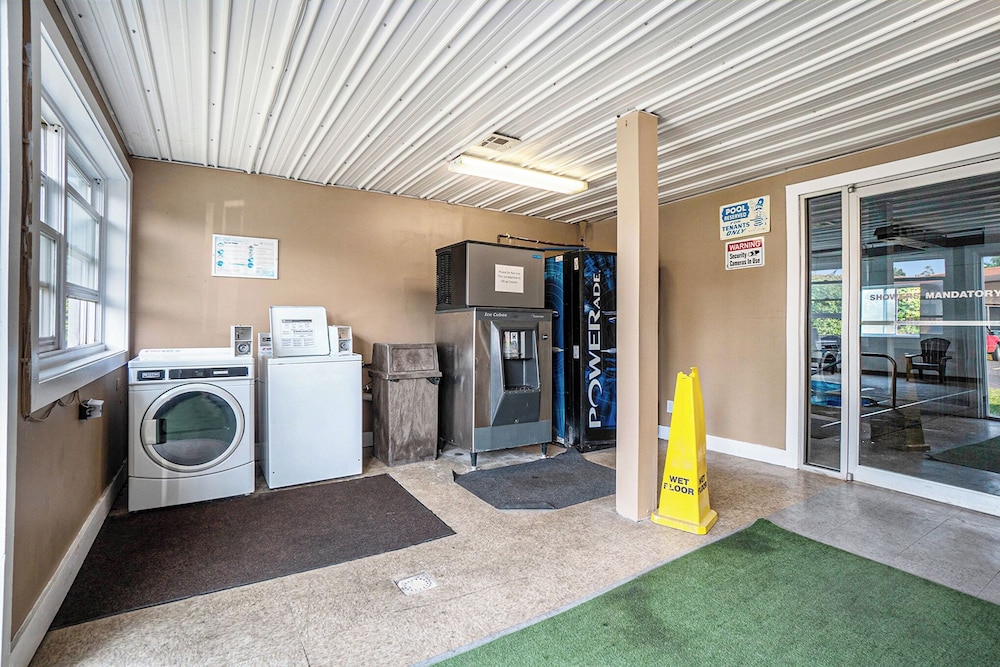 Great Lakes Inn and Suites - photo 13