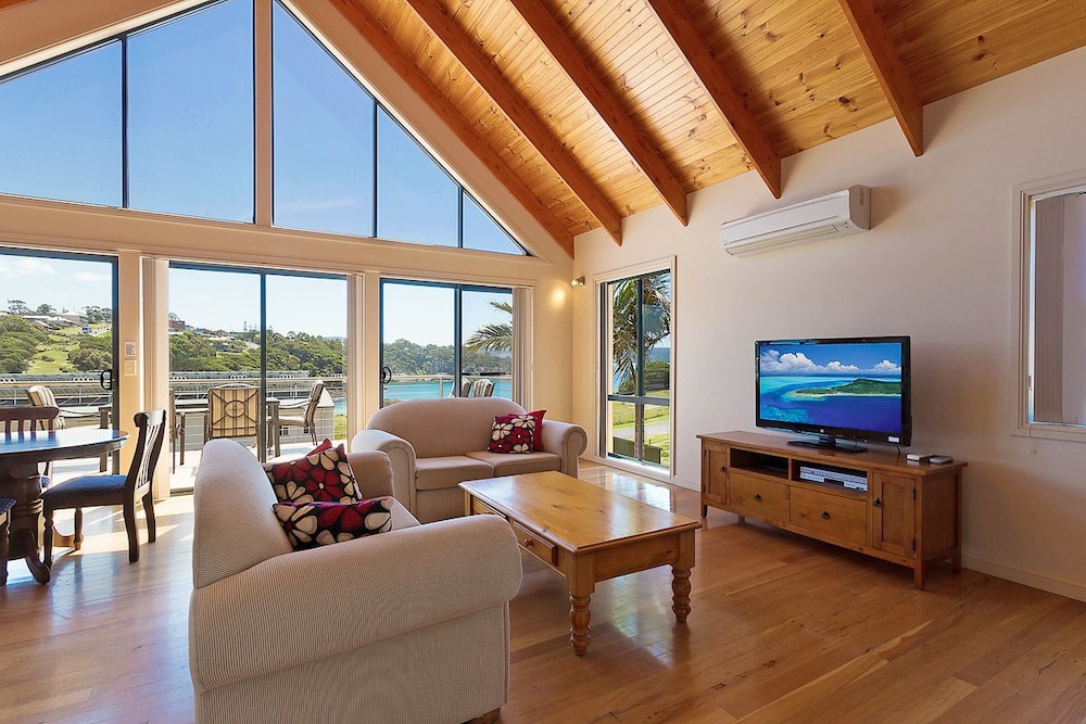 Snug Cove Villas — 4-Star Luxury Hotel in Eden, Australia