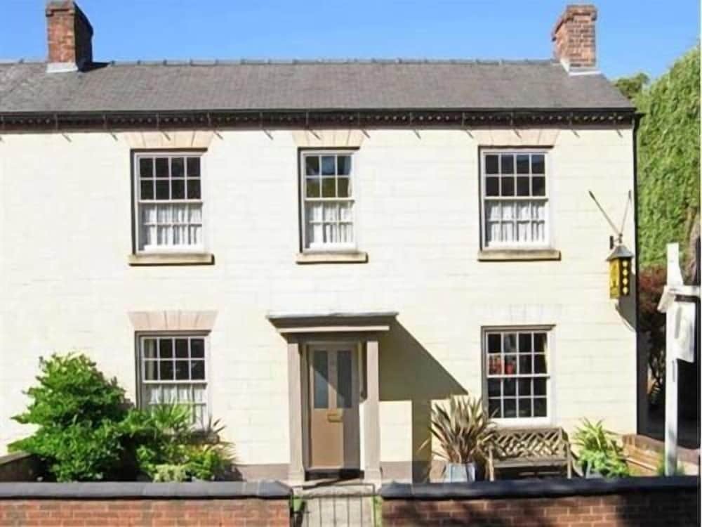 The Coach House — 4-Star Luxury Hotel in Derby, United Kingdom