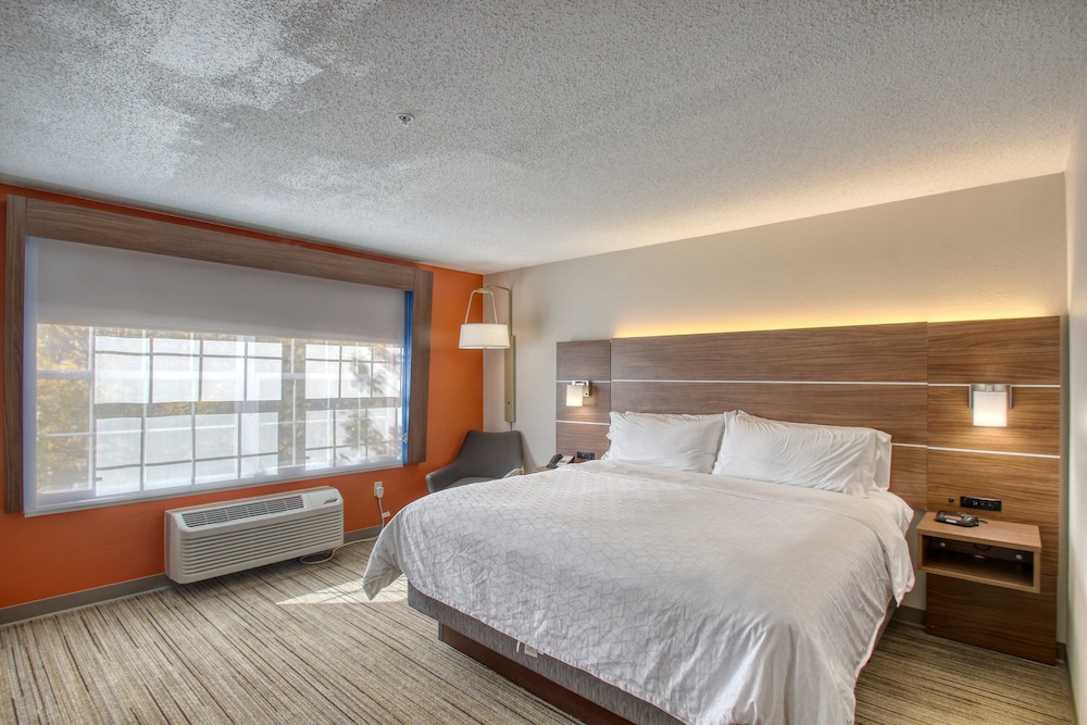 Holiday Inn Express Hotel & Suites Oshkosh by IHG - photo 44