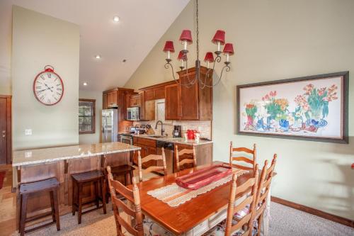 2BR Loft Village At Indian Point 1511 near SDC Free Tickets Daily up to 500 in Branson, United States