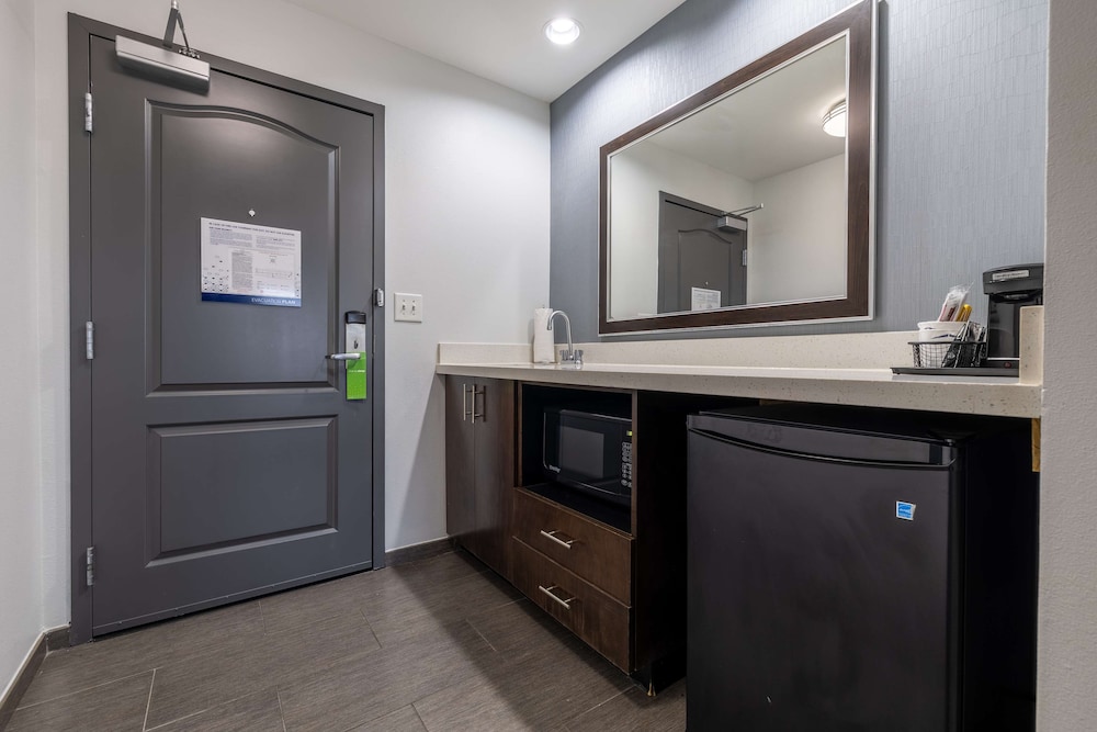 Hampton Inn & Suites Greensboro Coliseum Area - photo 22