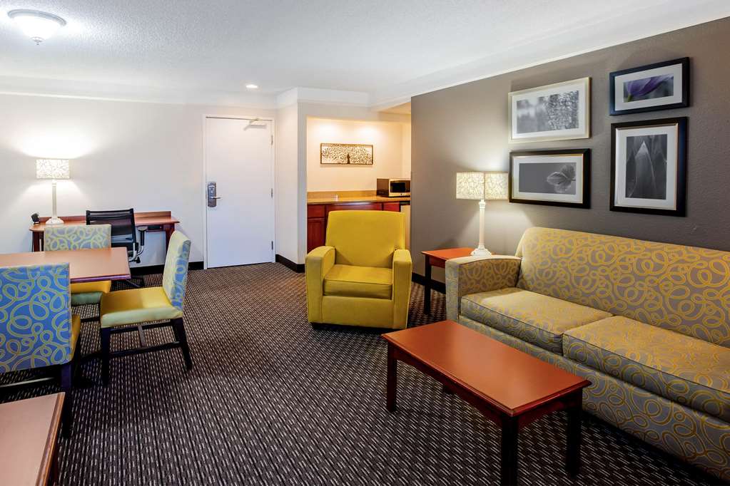 La Quinta Inn & Suites by Wyndham Houston Baytown East - photo 22