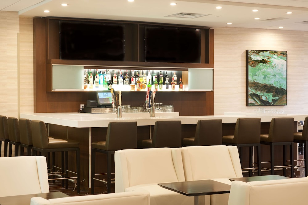 Embassy Suites by Hilton Cincinnati Northeast Blue Ash - photo 35