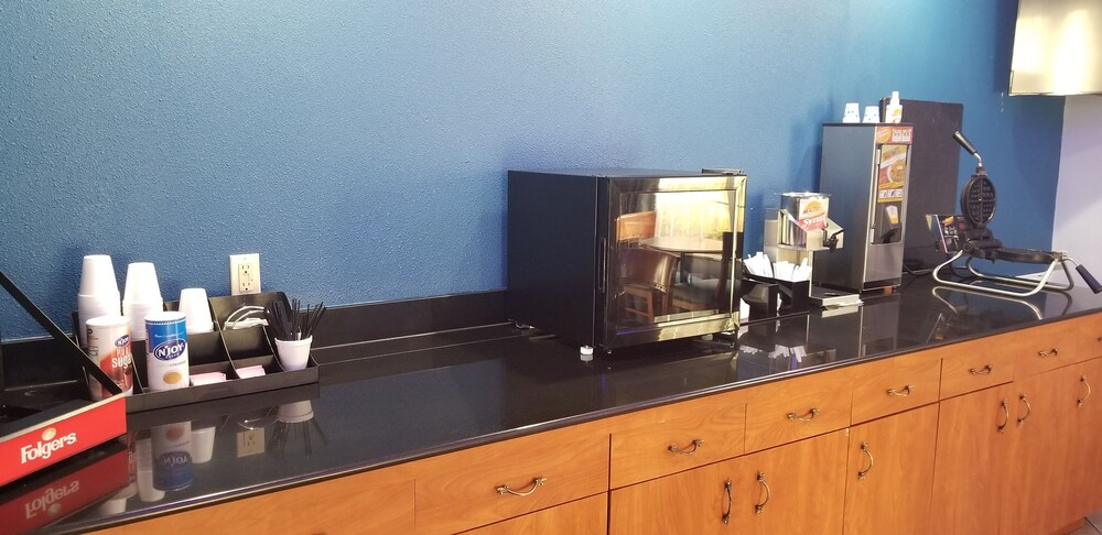 HomeBridge Inn and Suites - photo 17