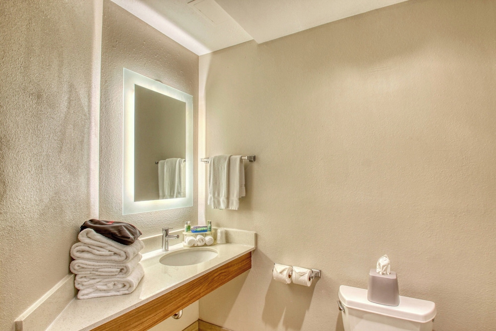 Holiday Inn Express Hotel & Suites Oshkosh by IHG - photo 20
