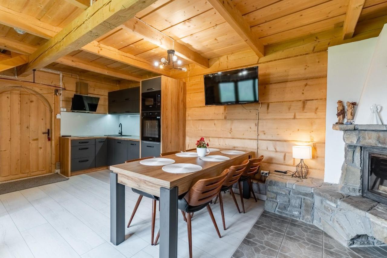 Domek SIUSTER z widokiem na góry doskonała lokalizacja niedaleko Term Bukovina oraz stoków w święta oraz sylwestra posiłki serwowane są w obiekcie 120m dalej in Bukowina Tatrzanska, Poland