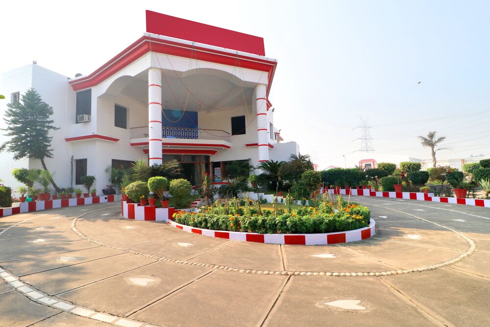OYO 24747 Hotel White Spott in Jalandhar, India