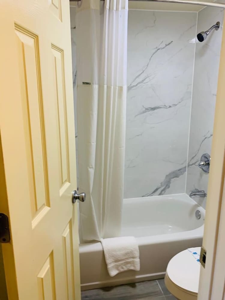 Days Inn by Wyndham Okmulgee - photo 21