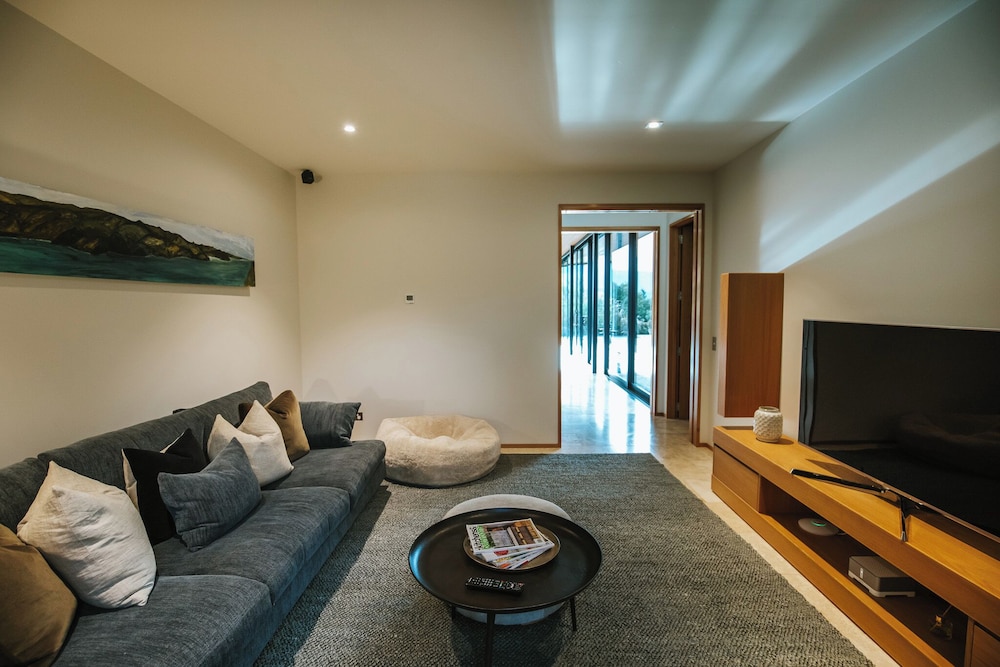 Aurum Luxury Villa Lake Views — 4-Star Luxury Hotel in Wanaka, New Zealand