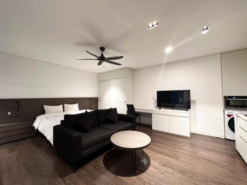 Louis Homey and Fully Equipped Apartment — 4-Star Luxury Hotel in Hanoi, Vietnam