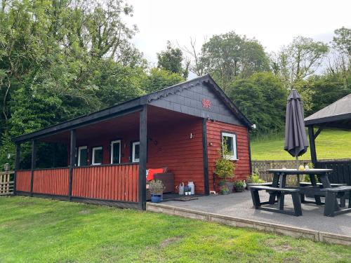 Kabin in the Woods with Hot Tub — hotel in Llandybie