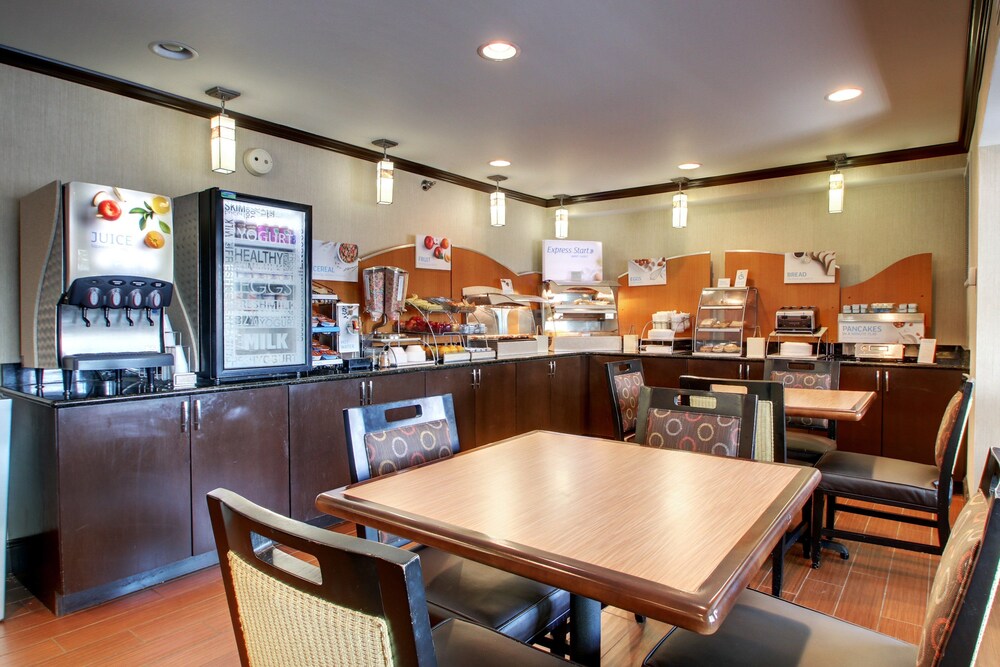 Holiday Inn Express Fort Campbell Oak Grove by IHG - photo 19